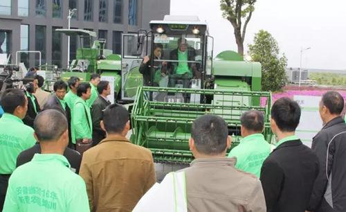 安徽新型农民培训学员详细了解中联重科新型农机产品_副本